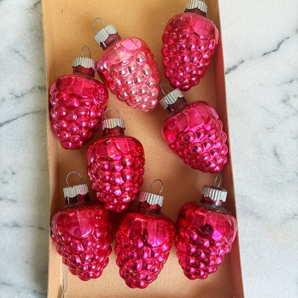 Vintage Boxed Set/8 Shiny Brite Grapes Berries Glass Christmas Ornament Pink - Picture 4 of 12